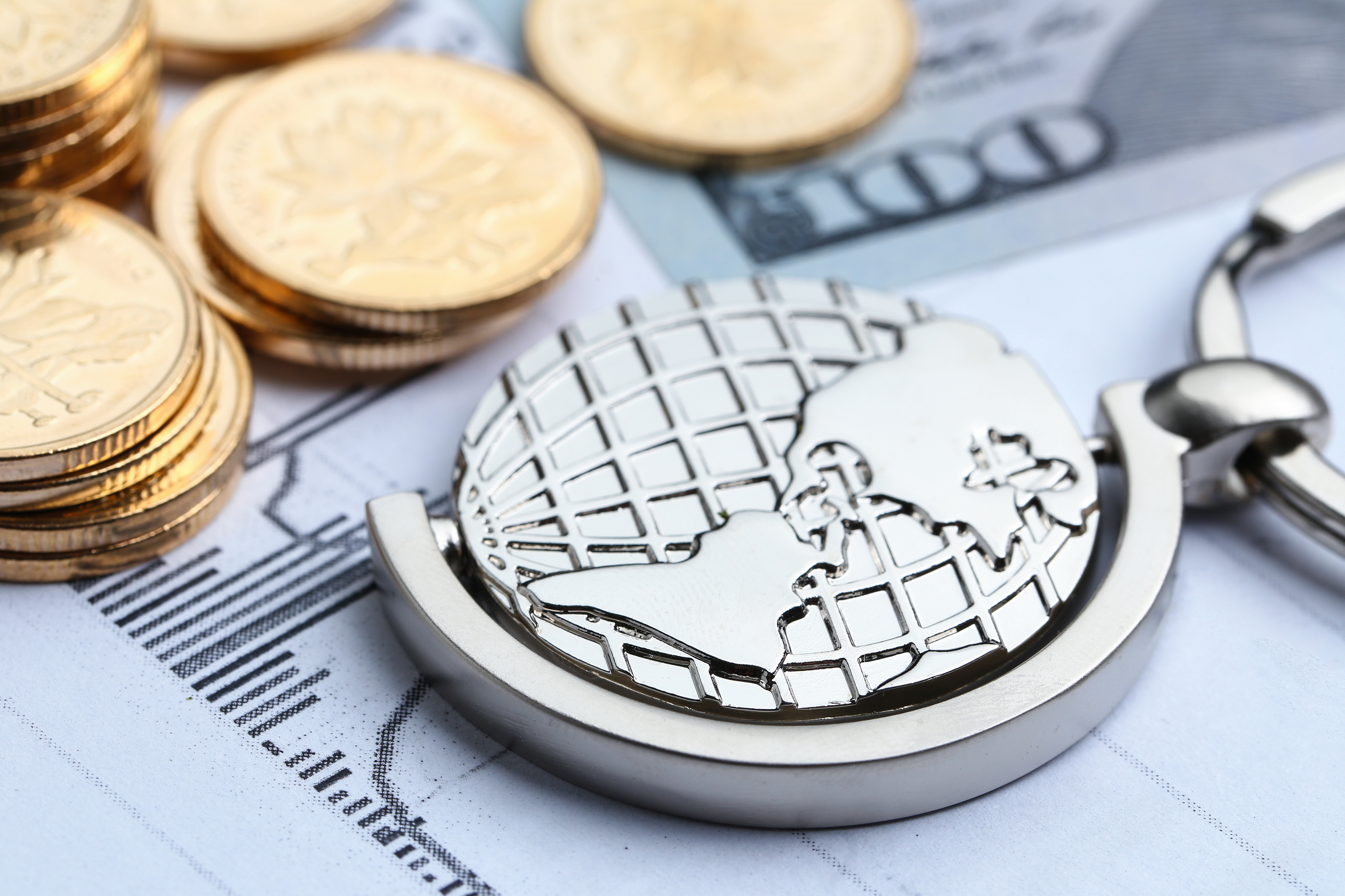 monedas-globo-blanco-fondo-forma-estadistica